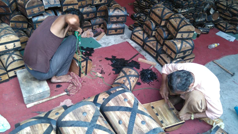 Handarbeit in der Truhenfertigung bei einem Hersteller in Indien