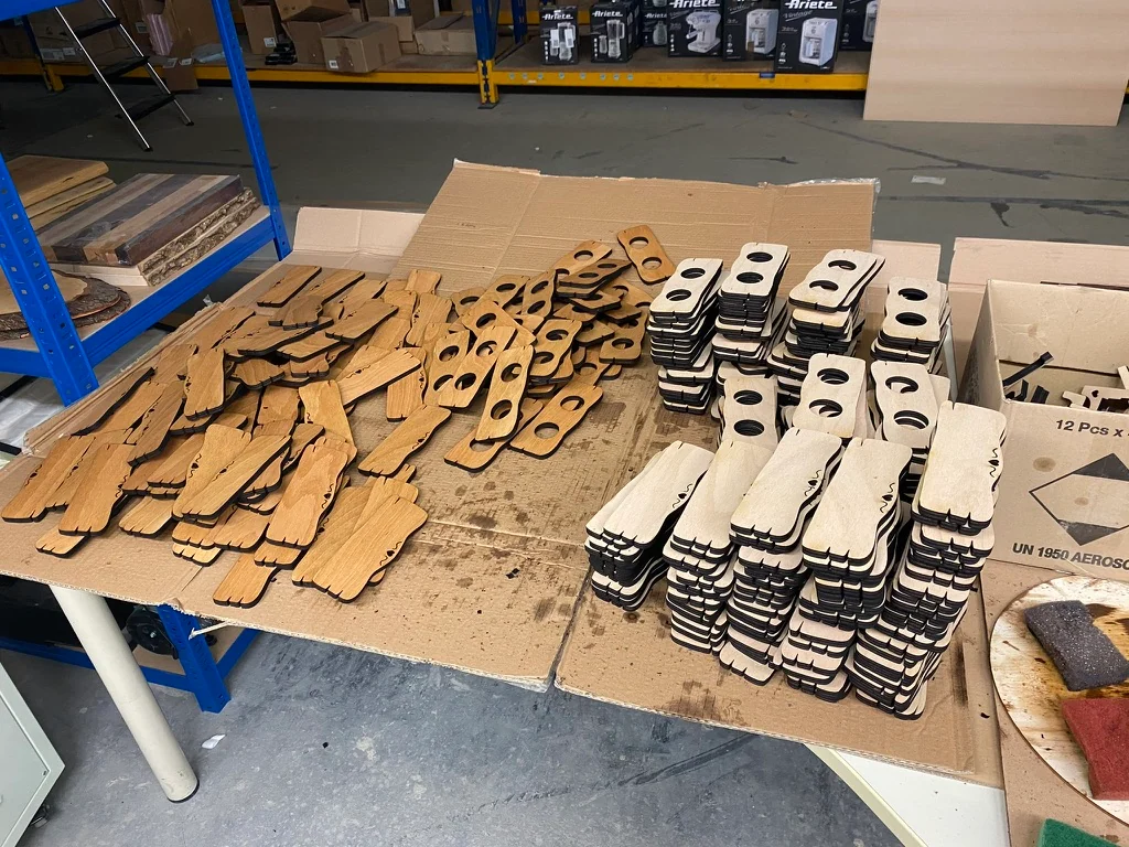 Viele geschnittene Holzteile und halbfertige Produkte auf dem Arbeitstisch