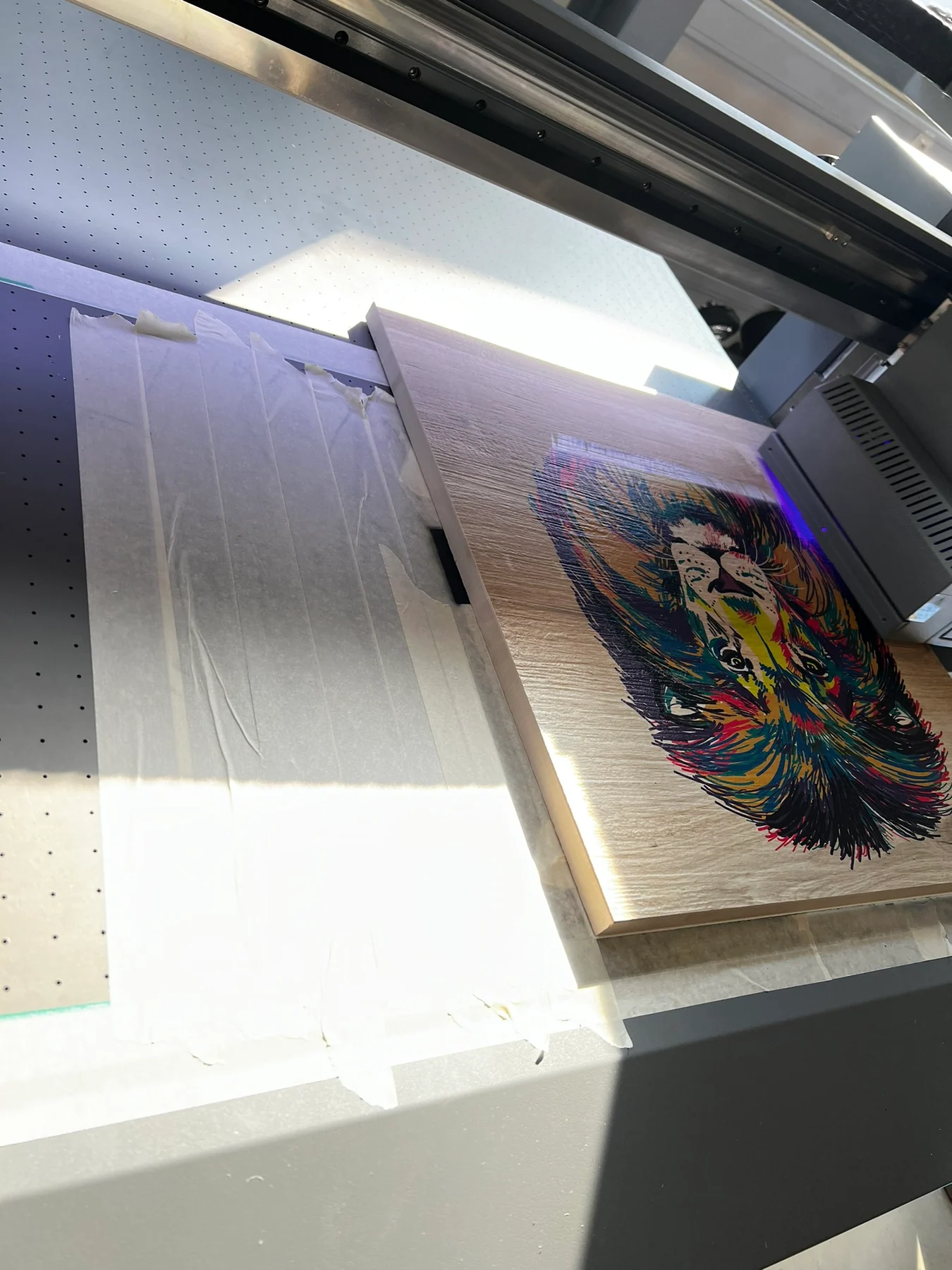 UV-Druck auf einer Platte im Flachbettdrucker